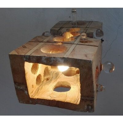 Lampa z recyklingu. Drewno i szkło poużytkowe.